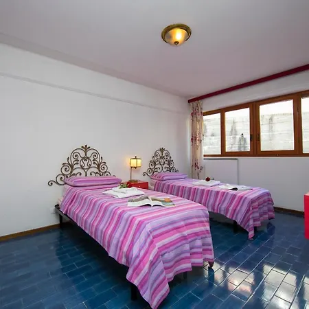 Fornetto-vigane Sleeps 6 Pool Air Con Angera